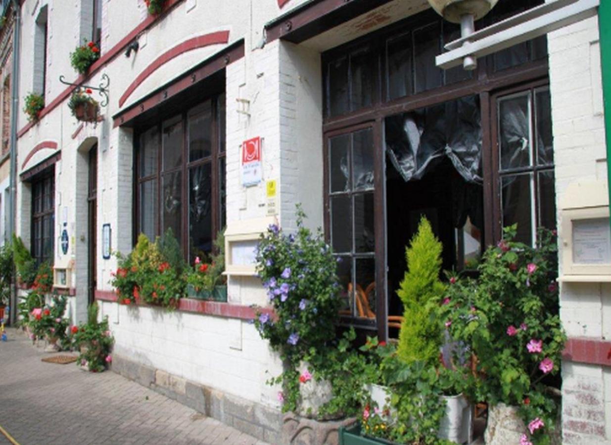 Logis Hotel Et Restaurant Du Dauphin Sées Esterno foto