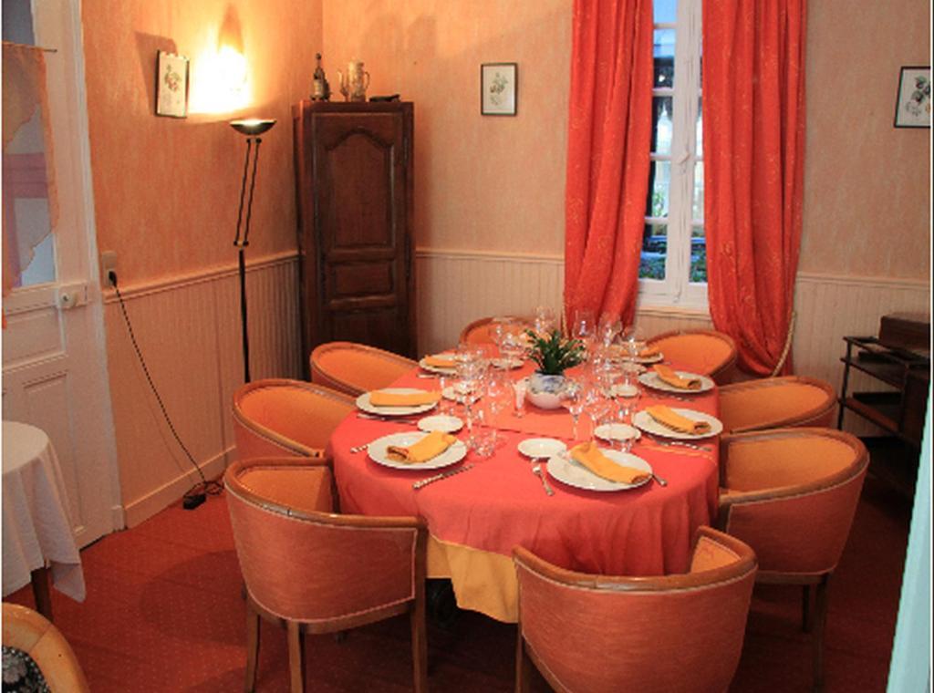 Logis Hotel Et Restaurant Du Dauphin Sées Esterno foto