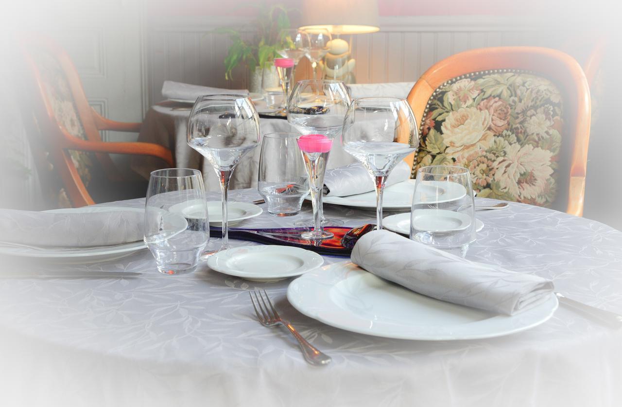 Logis Hotel Et Restaurant Du Dauphin Sées Esterno foto