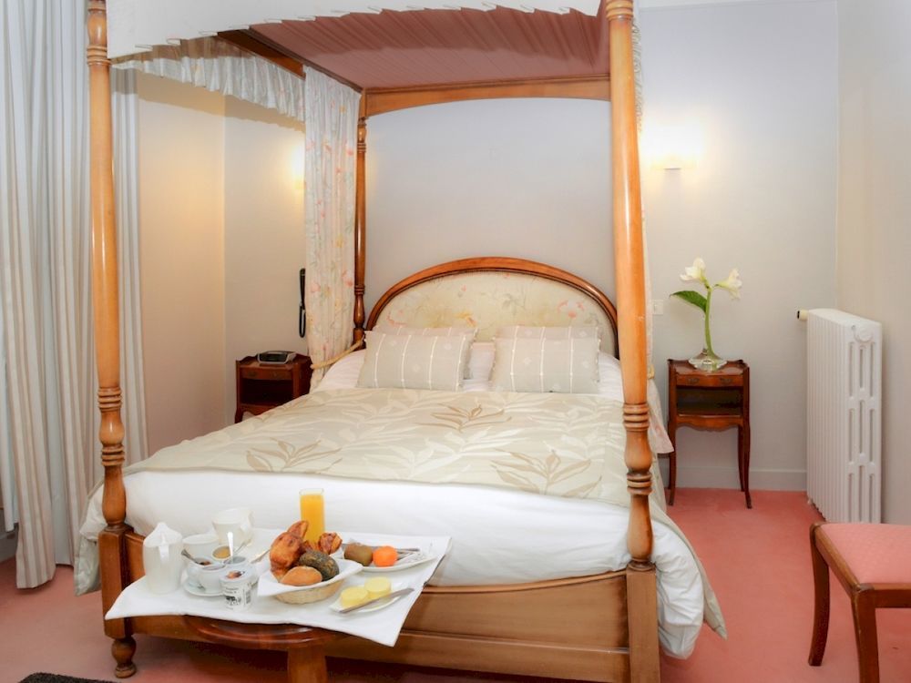 Logis Hotel Et Restaurant Du Dauphin Sées Esterno foto