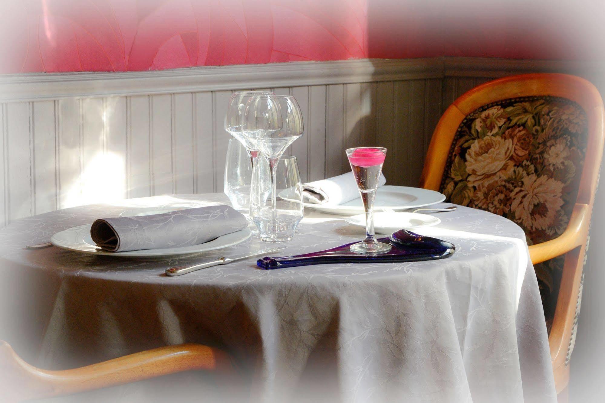 Logis Hotel Et Restaurant Du Dauphin Sées Esterno foto