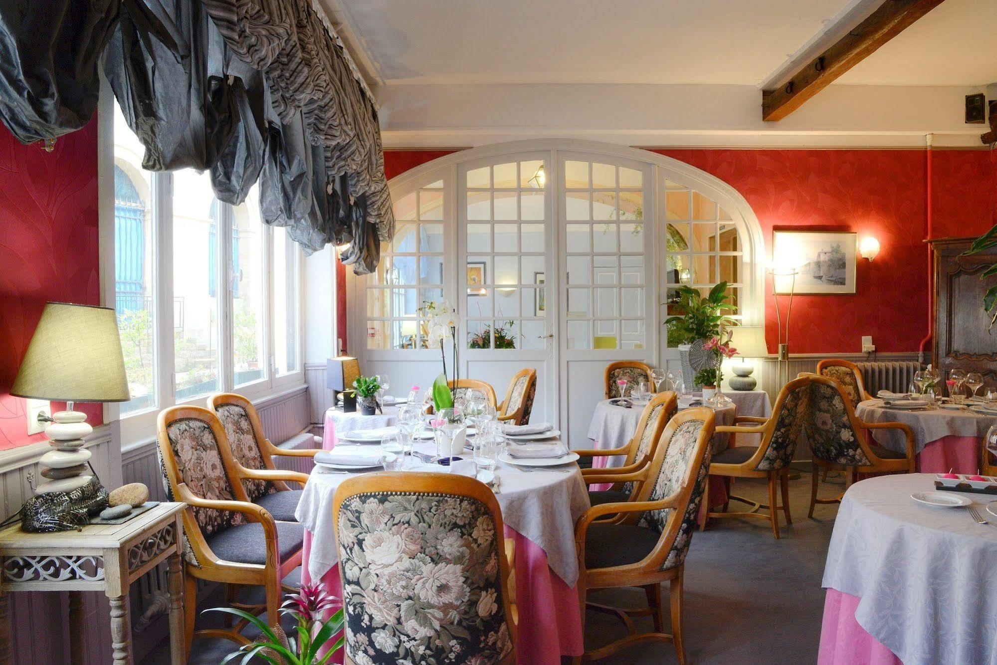 Logis Hotel Et Restaurant Du Dauphin Sées Esterno foto