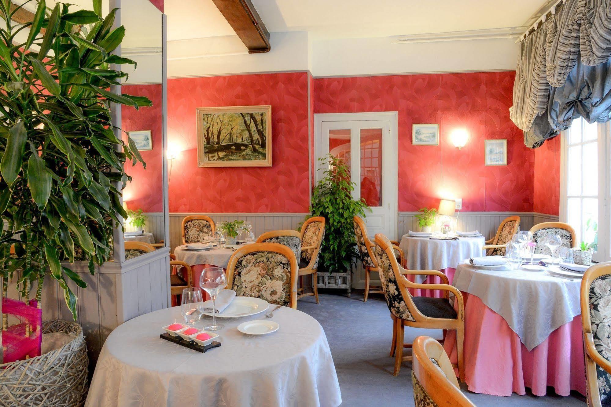 Logis Hotel Et Restaurant Du Dauphin Sées Esterno foto