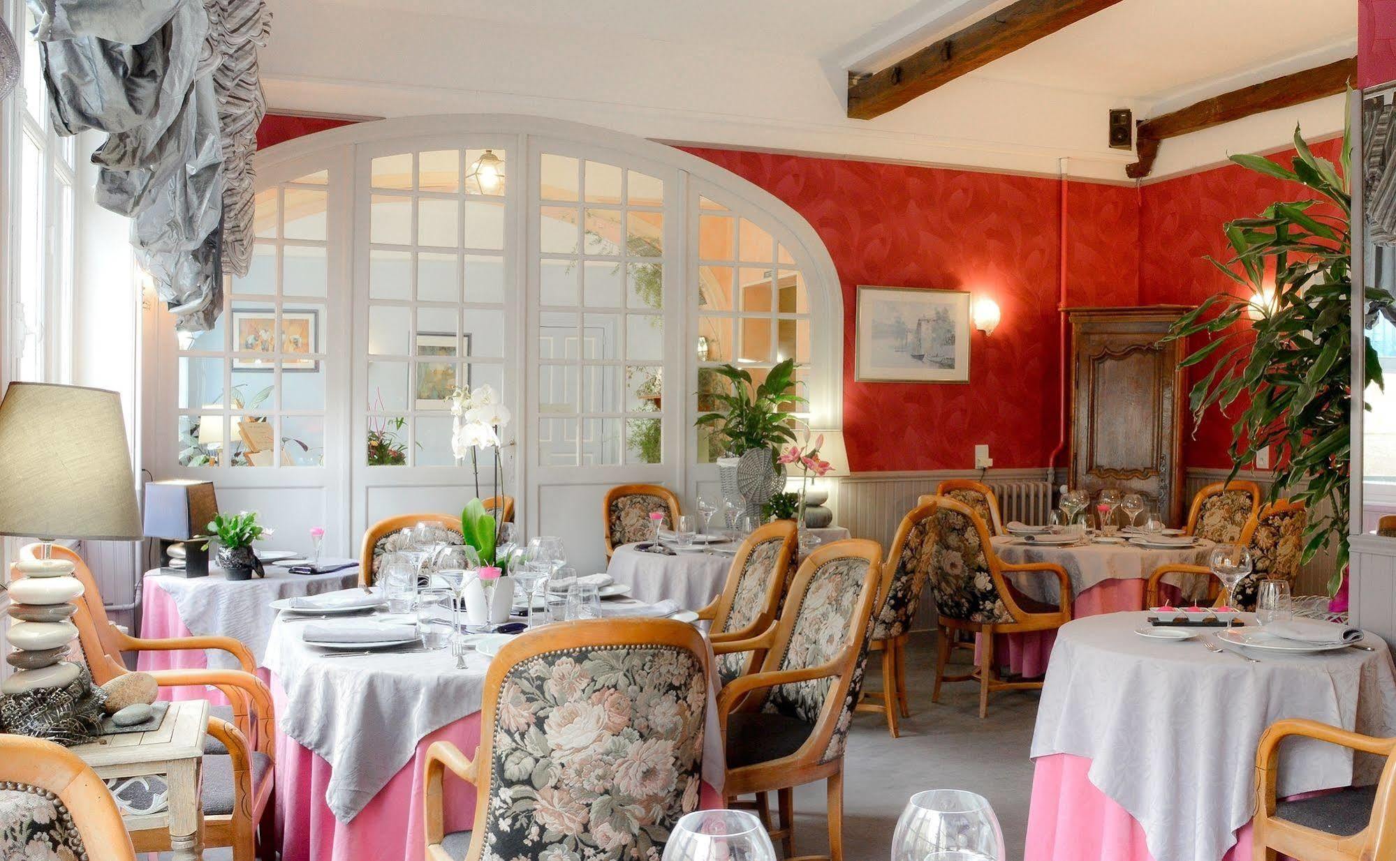 Logis Hotel Et Restaurant Du Dauphin Sées Esterno foto