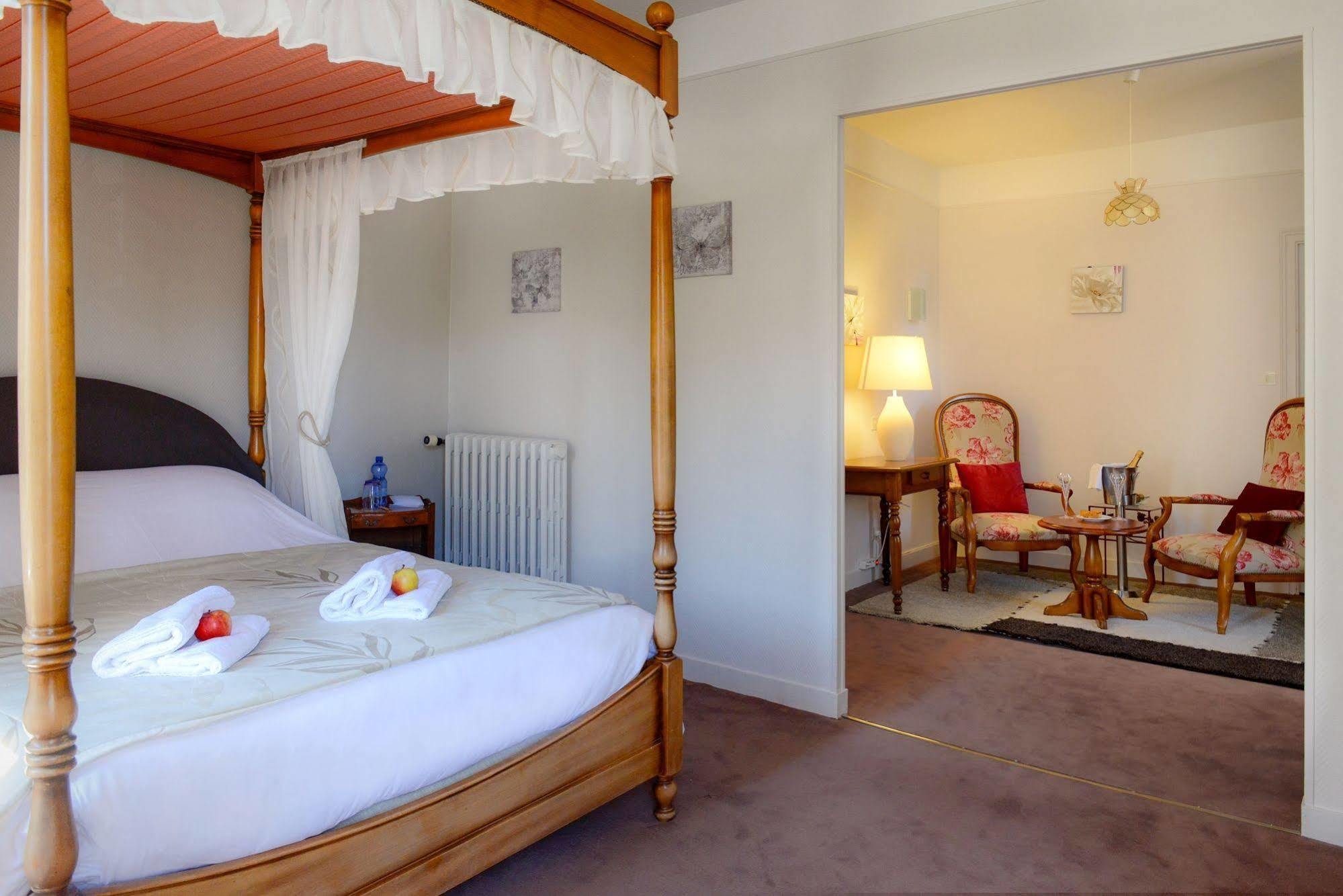 Logis Hotel Et Restaurant Du Dauphin Sées Esterno foto