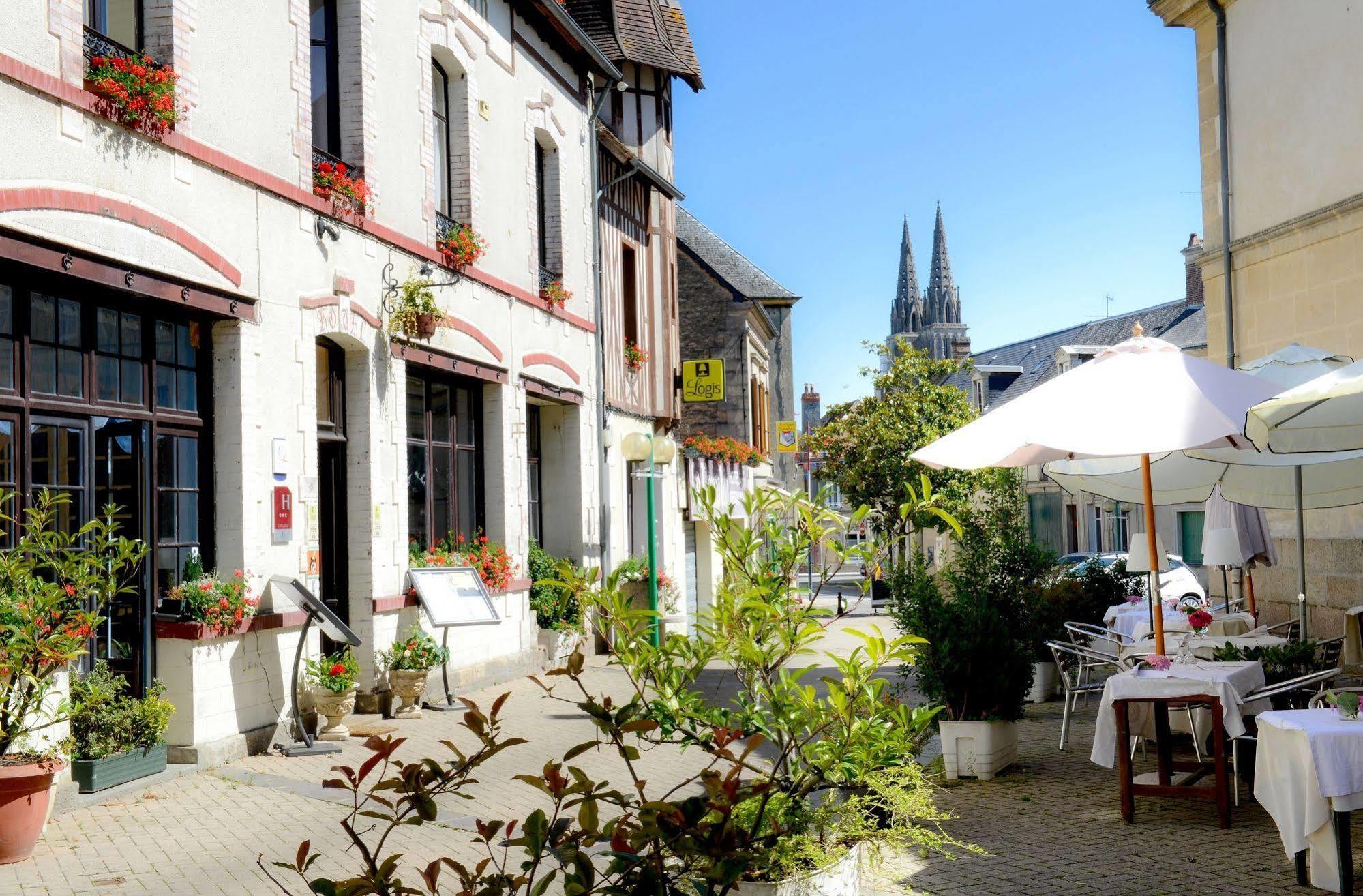 Logis Hotel Et Restaurant Du Dauphin Sées Esterno foto
